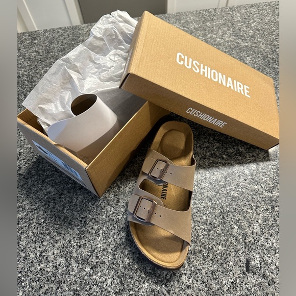 CUSHIONAIRE Lane Sandals NWT 5.5 - Picture 2 of 4